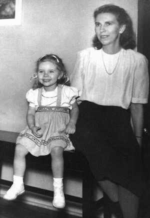 SandbergElsie&LinnStonesifer(herchild)_Peg.jpg (11775 bytes)