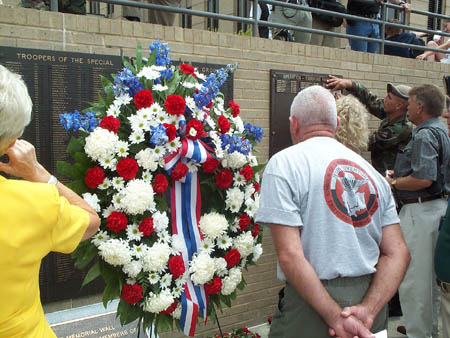 BraggMemorialWall.jpg (56725 bytes)
