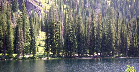 PICT0103CampsiteFromThePoint02.JPG (71141 bytes)